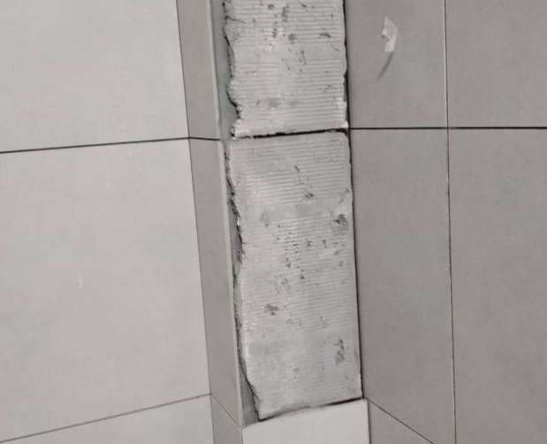 东阳瓷砖空鼓维修公司分享下瓷砖施工前基层浇水润湿程度不足，可能导致以下问题